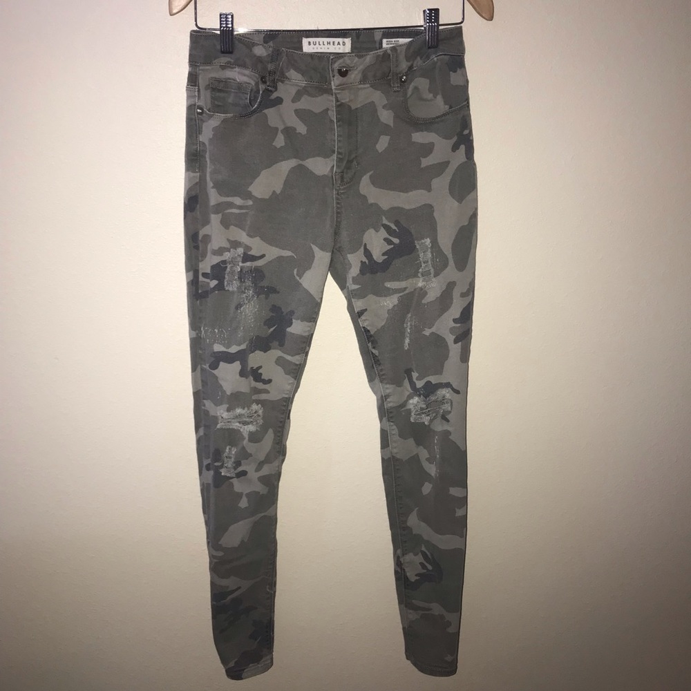 Bullhead camo distressed jeans